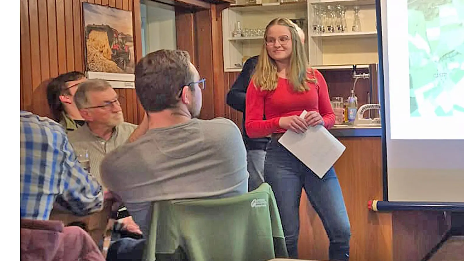Lena Hagen von der Bayr. Forstverwaltung referiert bei der Jagdversammlung in Spielberg (Bild: Josef Beimler)