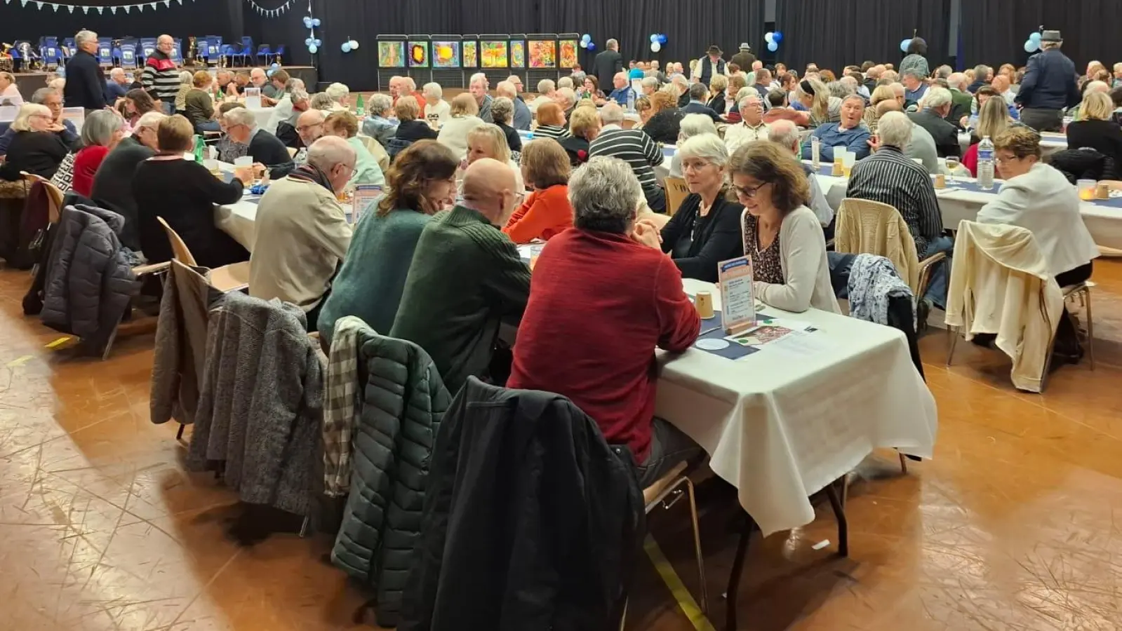 Viele Gäste aus Frankreich und aus der Stadt Tirschenreuth nahmen am readitionellen Oktoberfest der Franzosen in La Ville du Bois teil.  (Bild: Peter Gold)