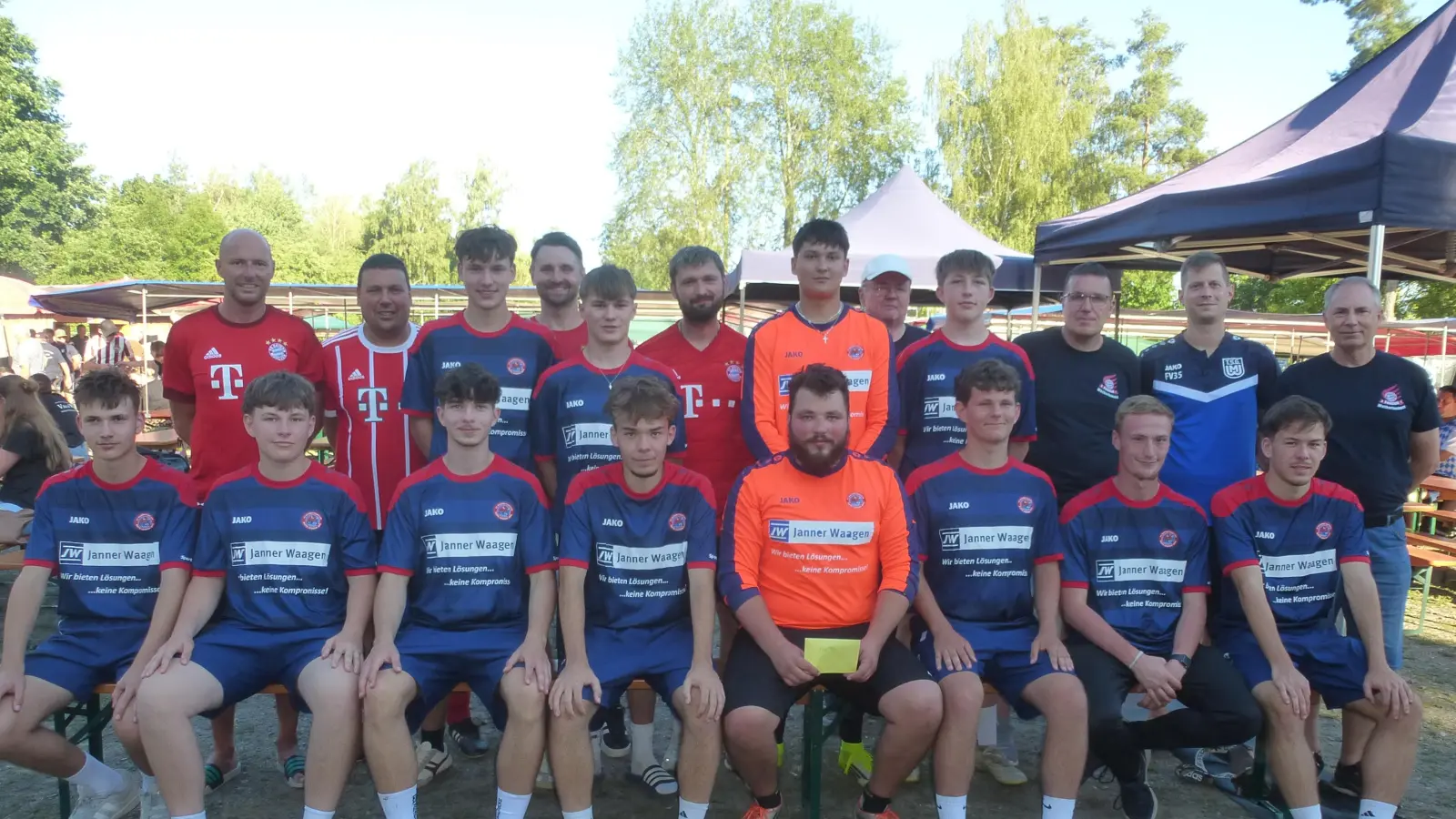 Die junge Siegermannschaft der Promillekicker Mantel (vorne sitzend) sicherte sich die 100-Euro-Prämie. 75, 50 und 25 Euro erhielten die Nächstplatzierten Noofrösch und Rote Legion (beide Mantel) sowie die TSG Weiherhammer I. (Bild: Siegfried Bock)