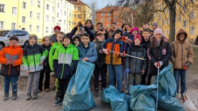 Schülerinnen und Schüler der Unterstufe beim Müllsammeln  (Bild: Julia Ottinger)