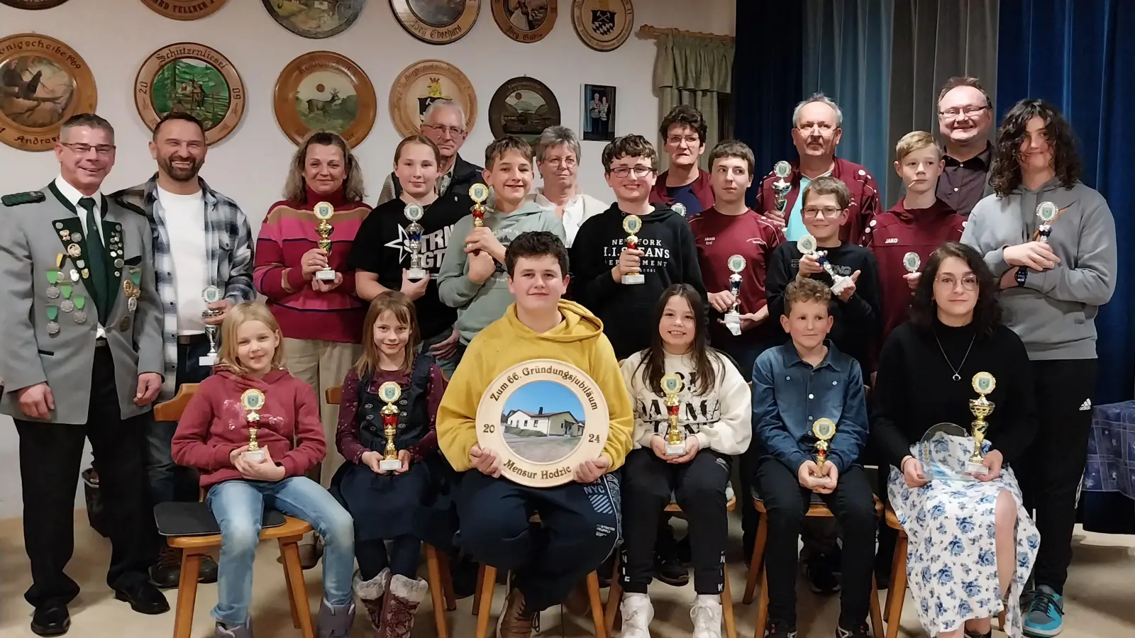 Stehend: Sportleiter Christian Ertl (1. v. l.), 1. Bürgermeister Uwe König (2. v. r.), 2. Sportleiter Olaf Bracke (5. v. r.) mit den Vereinsmeistern und dem Gewinner der Jubiläumsscheibe (Bild: Karin Ertl)