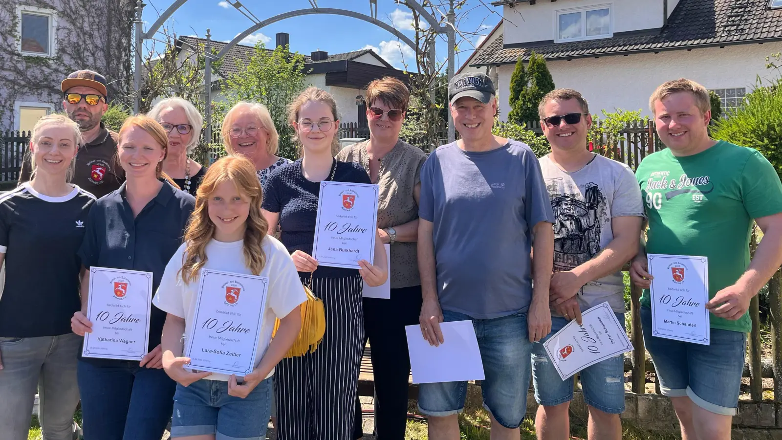 Mitgliederehrung beim HKV Köfering. Alle Mitglieder wurden für die Vereinstreue für 10 Jahre geehrt. Lara Zeitler (vorne Bildmitte) ist seit der Geburt Mitglied. Die Ehrung erfolgte von 2. Bürgermeistern Elisabeth Gruber (1.v.l.) und Vorsitzender Josef Vogl (2.v.l.) (Bild: Josef Vogl)