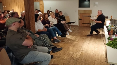 Peter Denlo liest aus seinem Burma-Krimi „Zungentod”. (Bild: Sonja Schecklmann )