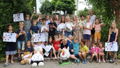 Sind es die Sieger der Zukunft? Die Siegerkinder der Grundschule Edelsfeld mit Heidi Hiltel und dem Masskotchen für den Hahnenkammlauf (Bild: Rudi Gruber)