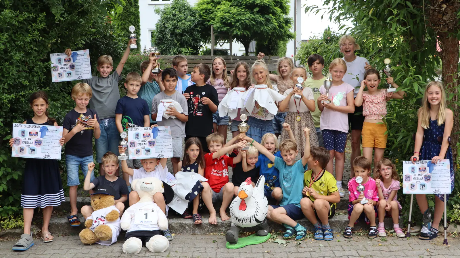 Sind es die Sieger der Zukunft? Die Siegerkinder der Grundschule Edelsfeld mit Heidi Hiltel und dem Masskotchen für den Hahnenkammlauf (Bild: Rudi Gruber)