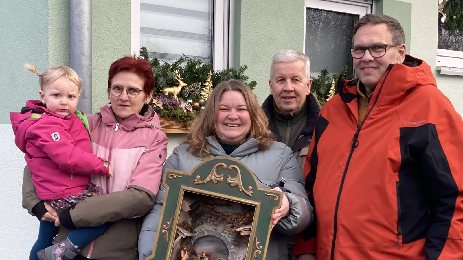 Der 1. Vorsitzende der Schnaittenbacher Krippenfreunde Ulrich Reindl (2. von rechts) und Beisitzerin Manuela Fronhofer (Bildmitte) bei der Übergabe des Herbergskastl an die Familie Birgit und Erwin Panzer mit Enkelin Finja<br><br> (Bild: Birgitt Pröls)