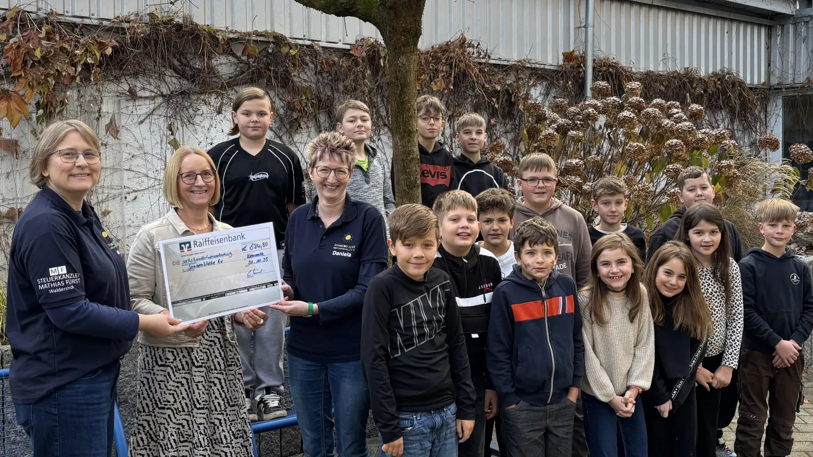 Schulleiterin Christine Wiesend übergibt die Spende an Daniela Pscherer und Jutta Robinson-Ames vom Verein Sonnenblicke Nordoberpfalz. (Bild: Magdalena Reger)