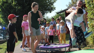 Stefanie Rom (Gruppenleitung der Schulkindbetreuung) und Simone Heidl (Gruppenleitung der Kindergartengruppe) beim „Rauswurf” der Kinder. (Bild: Stefanie Enderer)