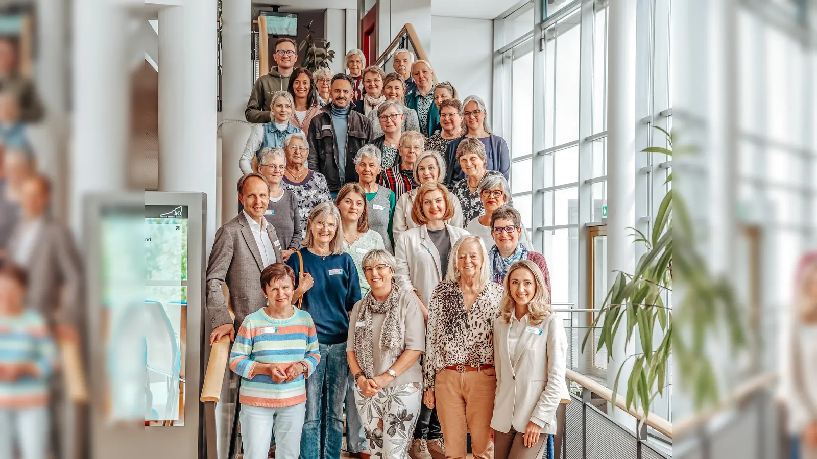 Das Foto zeigt die Lesepatinnen und Lesepaten der Freiwilligenagentur zusammen mit Stephan Tischer, Schulamtsdirektor (2.Reihe, 1.v.l.), Nadine Hofmann, Referentin (5.Reihe, 1.v.r.), Elisabeth Triller, Leiterin der Freiwilligenagentur (1.Reihe, 1.v.r.) und Heidrun Rauhut, Projektleiterin „Lesen mit Kindern“ bei der Freiwilligenagentur (1.Reihe, 2.v.l.). (Bild: Michael Golinski)