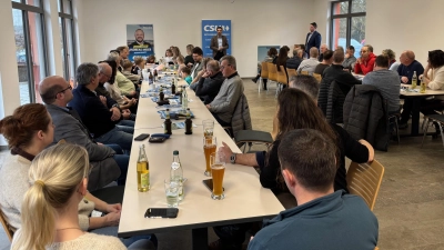 Kandidatinnen und Kandidaten im Gespräch mit über 70 Bürgerinnen und Bürgern beim Frühschoppen im Feuerwehrhaus. (Bild: Ernst Frischholz)