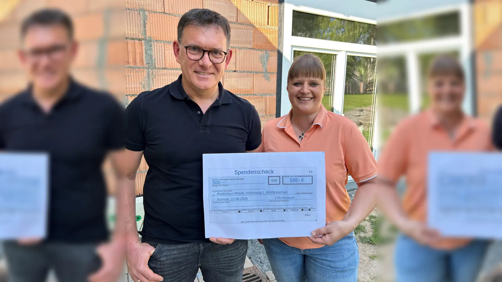 Spendenübergabe an Kindergartenleiterin Corinna Fröhler durch den CSU-Ortsvorsitzenden Dietmar Scherer (Bild: Günter Kopp)