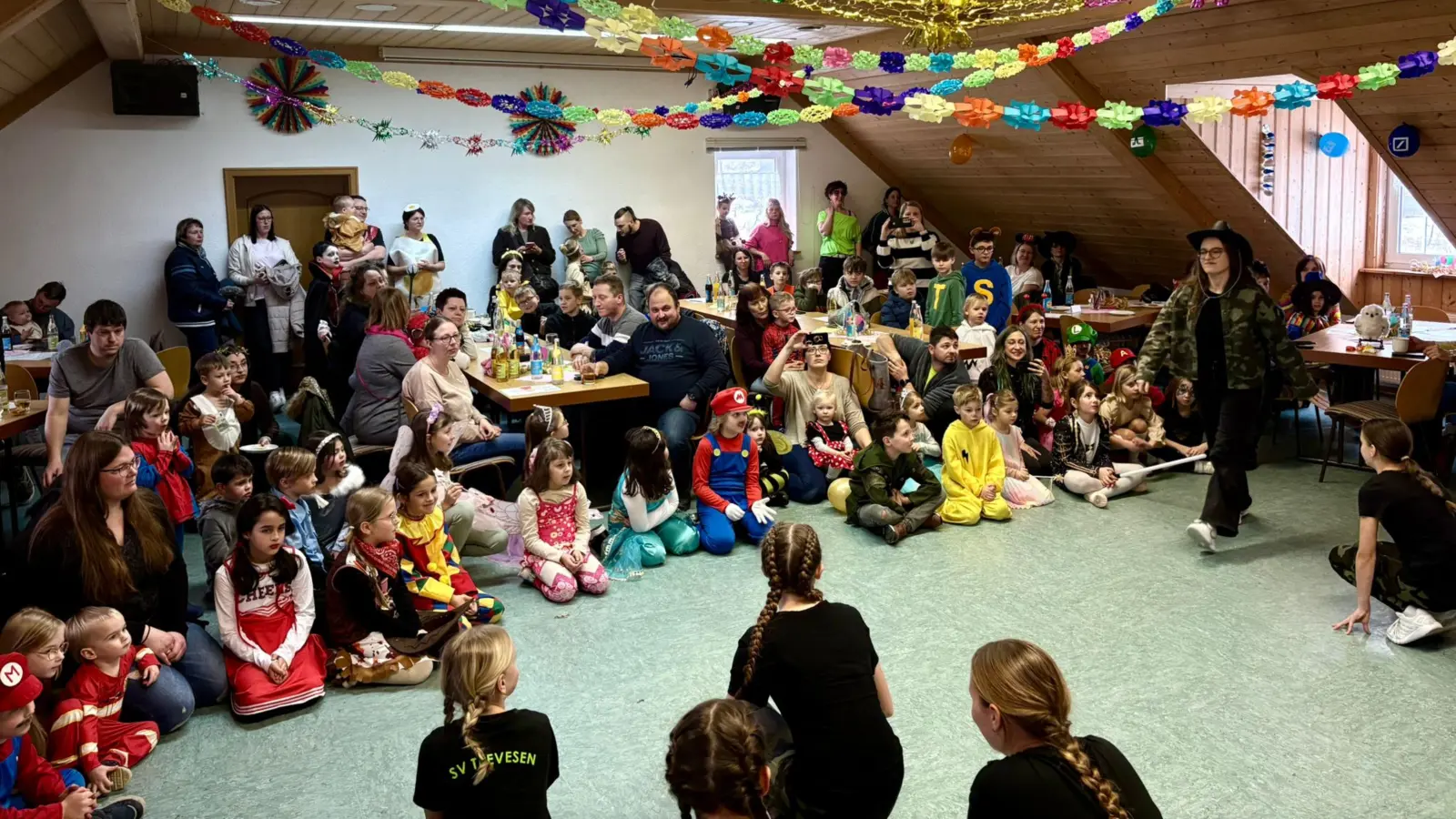 Rund 50 verkleidete Kinder kamen am Samstag ins Riglasreuther Sportheim, um den Kinderfasching ausgiebig zu feiern (Bild: Karolin Stock)