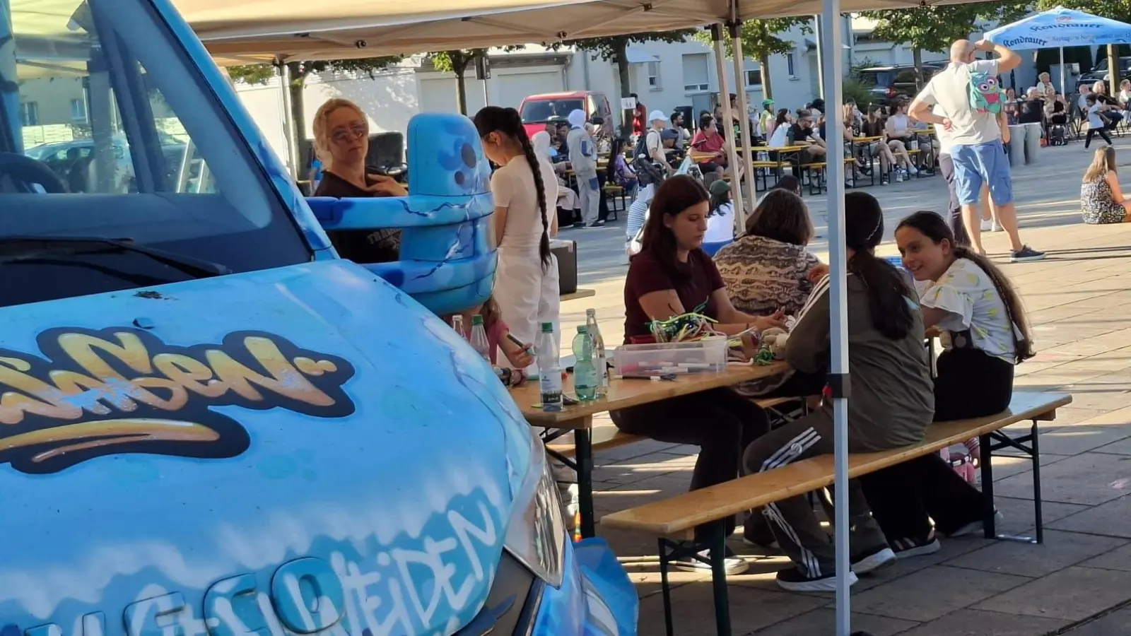 Ein schöner Nachmittag. Die Initiative e.V. und das Café Mitte haben zusammen mit vielen Organisation verschiedene Aktionen und Aufführungen angeboten. (Bild: Steffi Roberts)