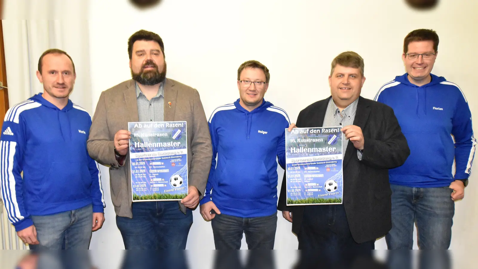 bei der Präsentation des Plakats für das Hallenmasters 2026 im Rathaus in Sulzbach-Rosenberg (von links) Martin Luber (1.Vorsitzender des SV Illschwang), Sulzbach-Rosenbergs 1.Bürgermeister Stefan Frank, Holger Kellner (Hallenmasgters Team des SVI), Illschwangs 1.Bürgermeister Dieter Drhling und Florian Roth (Hallenmasters Team des SV Illschwang) (Bild: no)