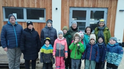 Treffpunkt am neuen Adlholzer Feuerwehr-Gemeinschaftshaus. Die teilnehmenden Kinder freuten sich auf die gemeinsame Winterwanderung mit den Betreuern, hintere Reihe von links: Markus Rauscher und Jennifer Winklmann, hinten, rechts: Claudia Graf und hinten, Dritte von rechts: Melanie Pyka. (Bild: Markus Rauscher)