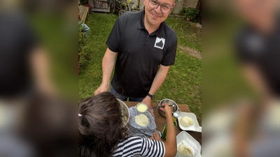 Frischkäse aus der Molke schöpfen. (Bild: Gregor Forster)