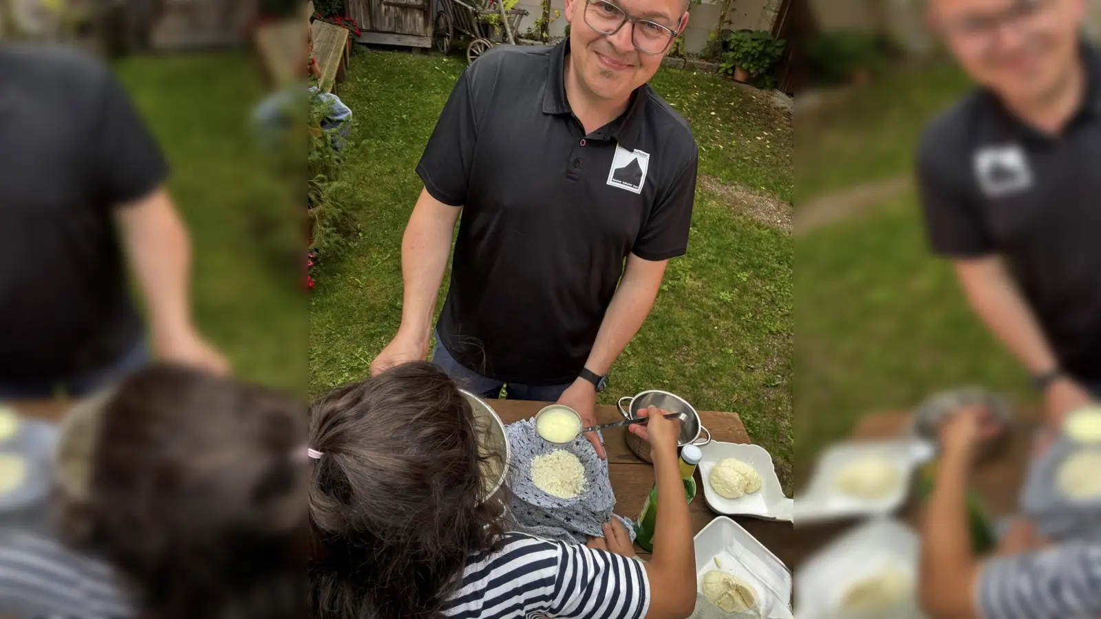 Frischkäse aus der Molke schöpfen. (Bild: Gregor Forster)