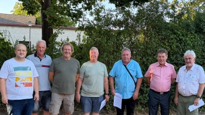 Von neun zu ehrenden Personen übergab Vorsitzender Dominik Lindner (v.l.) an die Anwesenden Josef Argauer, Georg Müller, Albert Vogl, William Lederer, (alle 40 Jahre), Johann Baumer (25 Jahre) und Anton Kellermann ebenfalls für 40 Jahre Mitgliedschaft die Urkunden und dankte für die Unterstützung. (Bild: Dominik Lindner)
