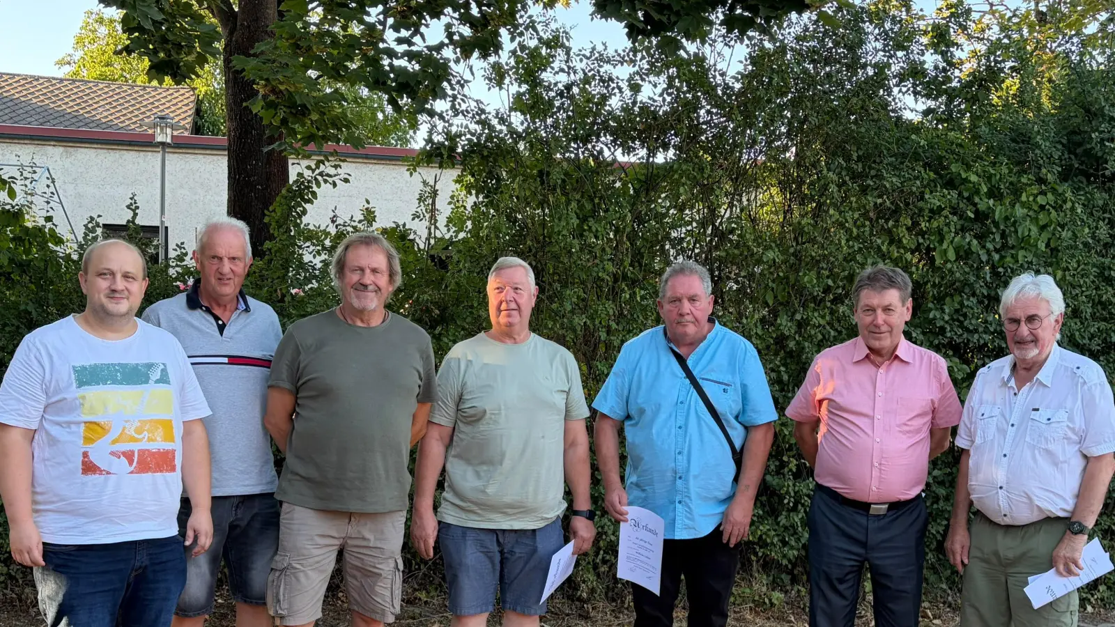 Von neun zu ehrenden Personen übergab Vorsitzender Dominik Lindner (v.l.) an die Anwesenden Josef Argauer, Georg Müller, Albert Vogl, William Lederer, (alle 40 Jahre), Johann Baumer (25 Jahre) und Anton Kellermann ebenfalls für 40 Jahre Mitgliedschaft die Urkunden und dankte für die Unterstützung. (Bild: Dominik Lindner)