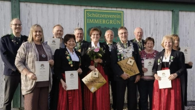 von links: Helmut Miek, Michaela Heldmann, Achim Stemp, Erika Strobel, Günther Aures, Gudrun Gradl, Herbert Witzel, Rudolf Munker, Georg Donhauser, Gertraud Seberak, Sibylle Munker, Helga Witzel. (Bild: Inge Weinhold)