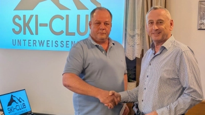 Einen Betrag in Höhe von 650 Euro übergab 1.Vorstand Markus Hiltel an Oskar Schmidt (rechts), Vorstandsmitglied von FLIKA  (Bild: Johannes Rumpler )