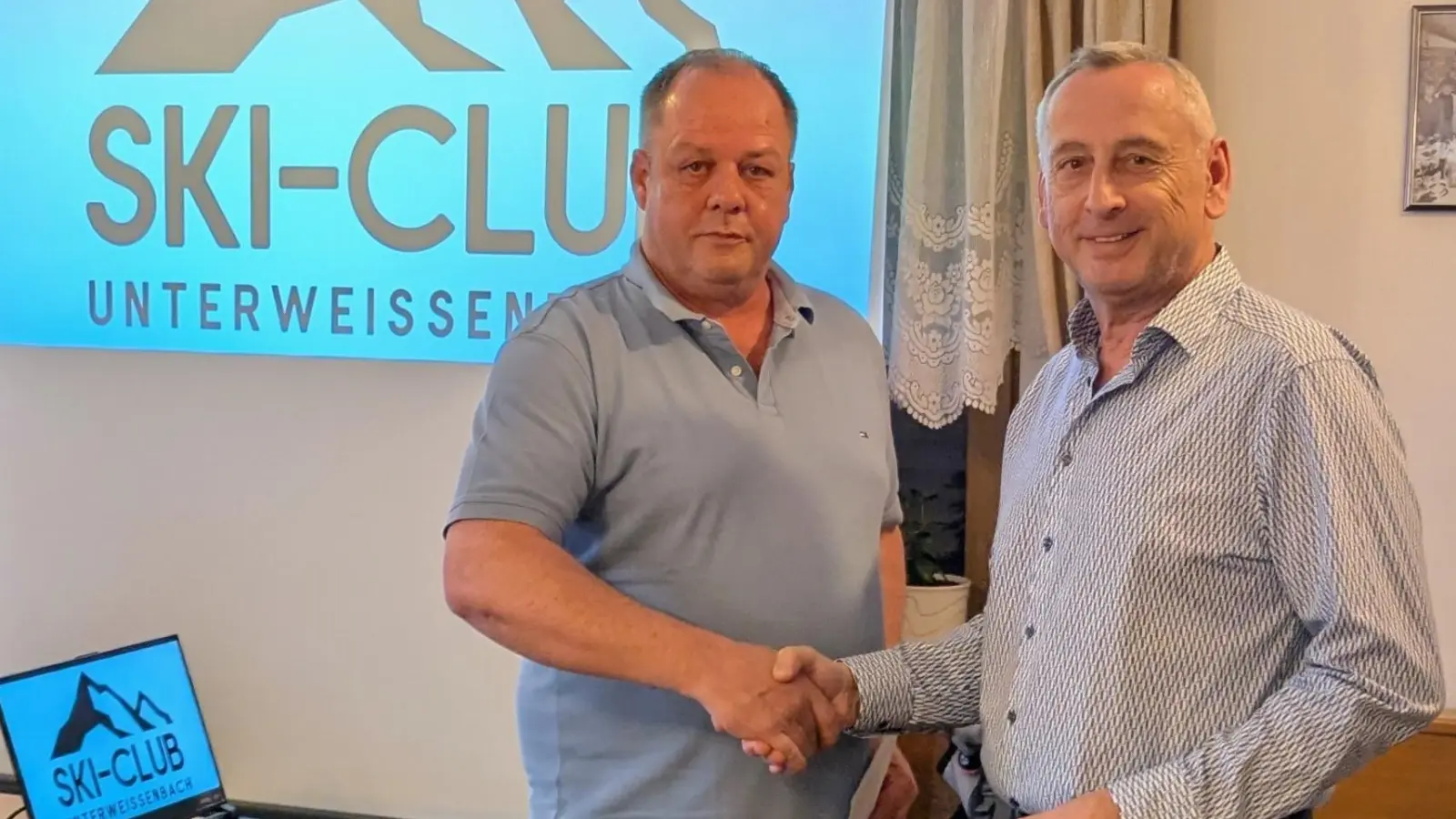 Einen Betrag in Höhe von 650 Euro übergab 1.Vorstand Markus Hiltel an Oskar Schmidt (rechts), Vorstandsmitglied von FLIKA  (Bild: Johannes Rumpler )