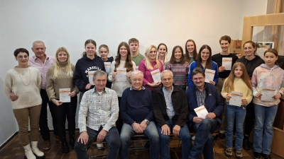 Sportabzeichen-Verleihung bei der DJK Ensdorf mit Vorsitzendem Lothar Trager (sitzend links) und Prüferin Paula Falter (zweite von rechts). (Bild: Lothar Trager)