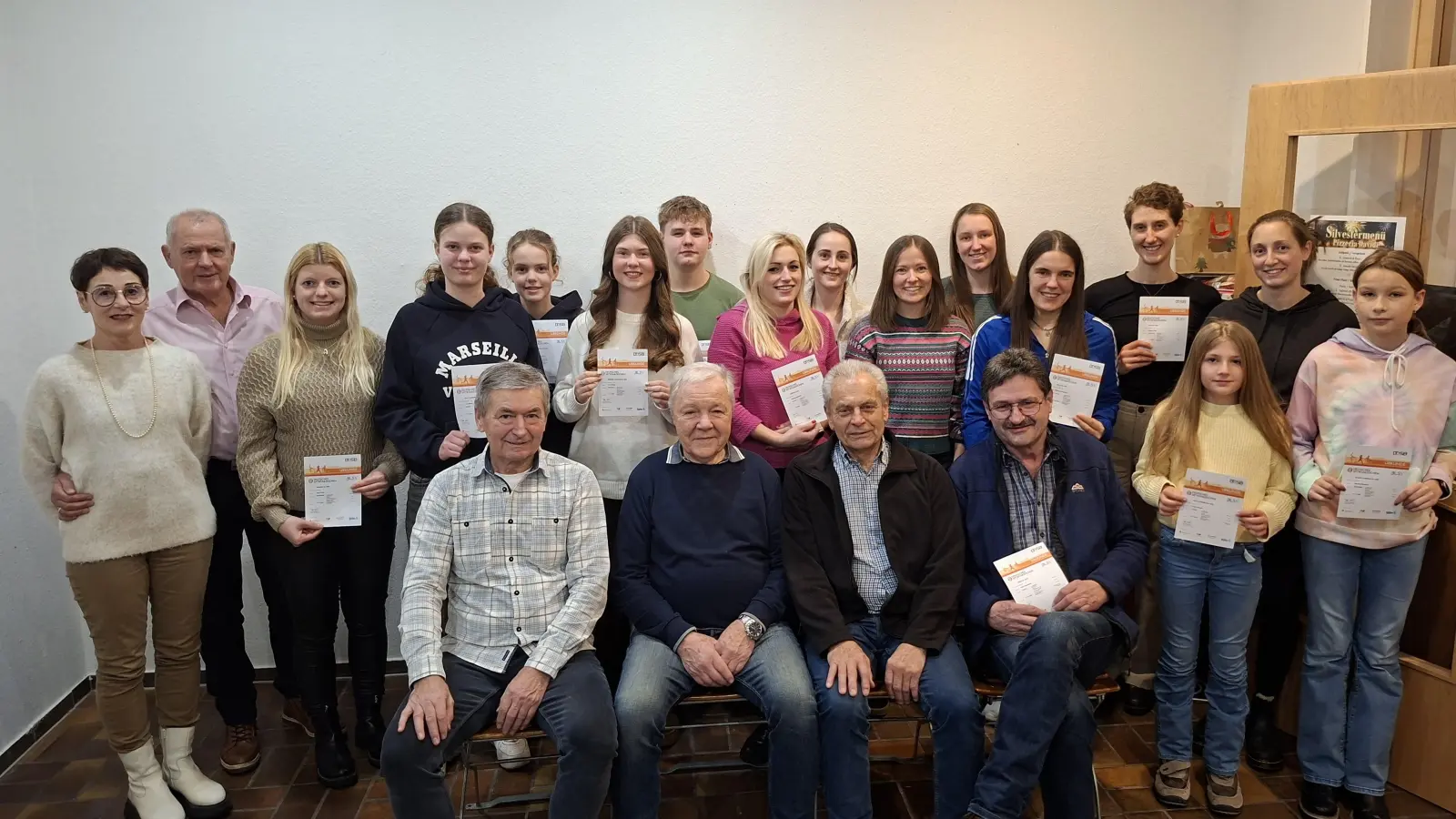 Sportabzeichen-Verleihung bei der DJK Ensdorf mit Vorsitzendem Lothar Trager (sitzend links) und Prüferin Paula Falter (zweite von rechts). (Bild: Lothar Trager)