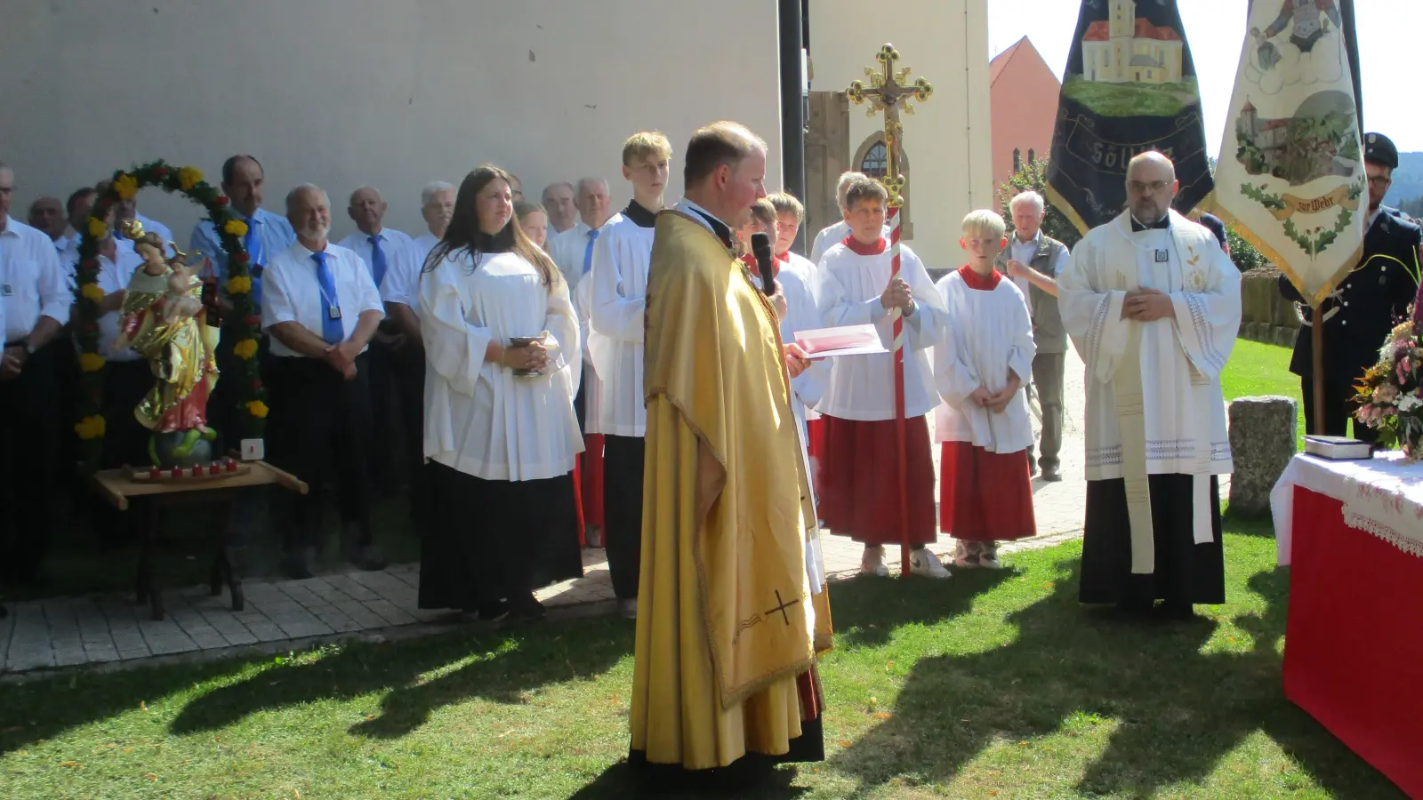 Pfarrer Stefan Wagner feierte mit den Gläubigen der Pfarrei Trausnitz das Skapulierfest. Die Feierlichkeiten fanden am Kirchenvorplatz ihren Abschluss. (Bild: Richard Braun)