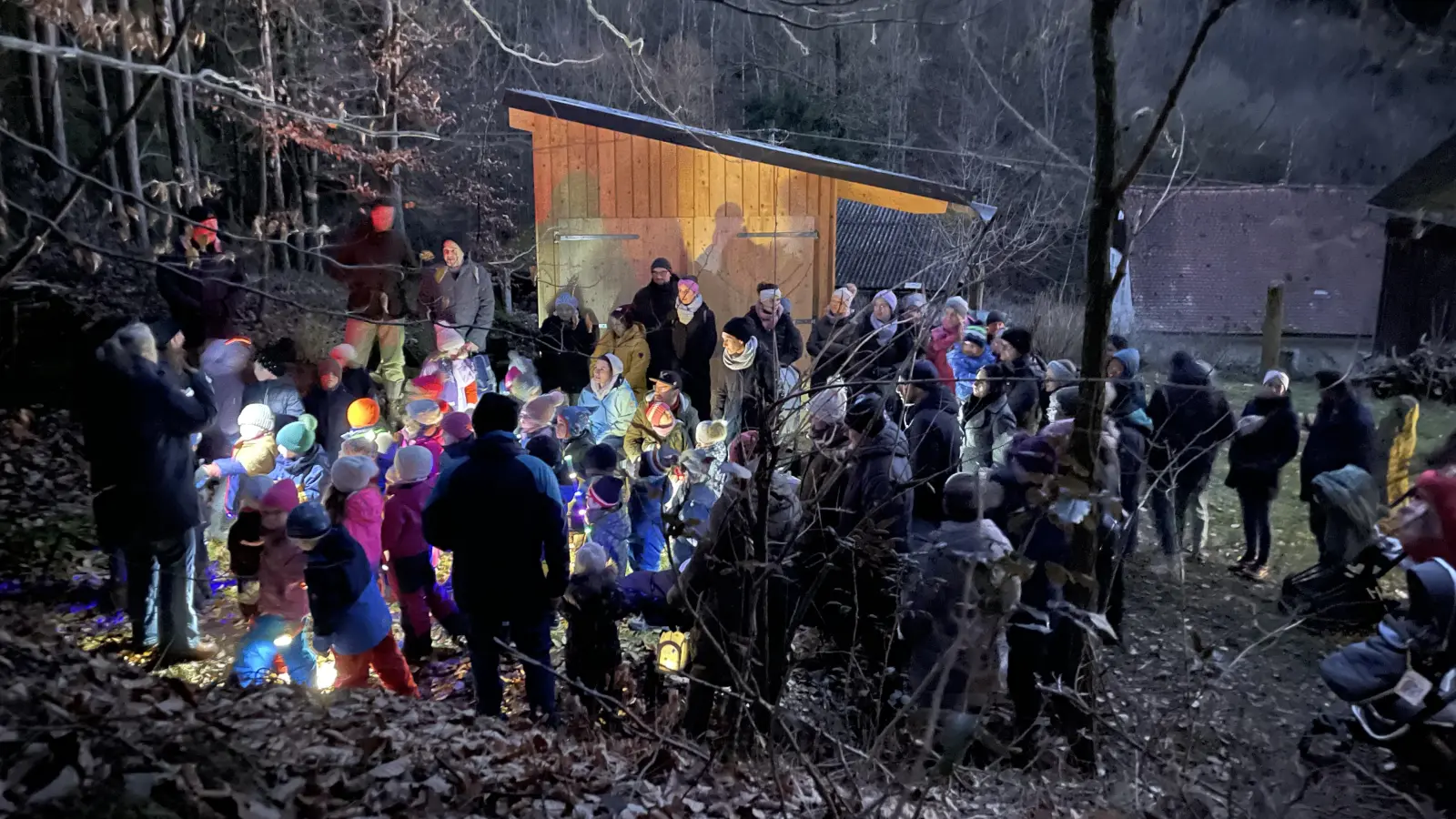 Gespannt lauschten die Teilnehmer der Geschichte vom Stern.  (Bild: Marie Gradl)
