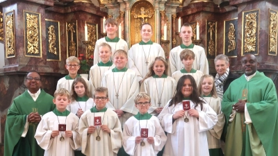 Neu in die Schar der Ministranten wurden aufgenommen (vorne von links) Jakob Götz, Julian Garbin, Raffael Winkler und Maria-Christina Parlischin. Darüber freuen sich auch Stadtpfarrer Hrudaya Madanu (links), Mesnerin Michaela Kreuzer und Pfarrvikar Christian Ogu. (Bild: Rosi Hasenstab)