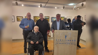 vorne Künstler Kurt Richter, (hinten von links) Erster Bürgermeister von Bad Neualbenreuth Klaus Meyer, Werner Müller vom Kunsthaus in Waldsassen, Sibyllenbad-Leiter Gerhard Geiger (Bild: Barbara Bannert)