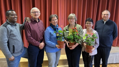 Pfarrviakr Dr. Linus sagte ein herzliches Vergelt´s Gott an Manfred Frauenholz, Marita Doleschal, Ulrike Ferber, Margit Hopperdietzel zusammen mit Pfarrer Markus Bruckner . (Bild: Roman Melzner)