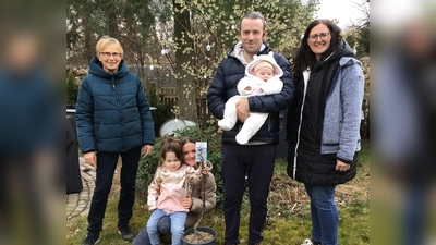 Maria Hammerl (li.) und Martina Spindler (r.) vom OGV Wernberg-Köblitz überreichen an Familie Pum (Mitte) den Apfelbaum für ihre jüngste Tochter Eva.  (Bild: Sigi Spindler)