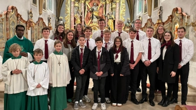 Nach der Messe wurde der Anlass noch mit einem Foto festgehalten. Zu sehen sind die Neu- und Bestandsmitglieder, sowie Pfarrer Savari mit Ministranten. (Bild: Matthias Maderer)