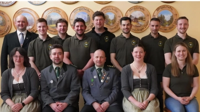 Stehend von links, 1.Gauschützenmeister Florian Greil, Marlon Fehr, Fabian Rosenberger, Emanuel Schmid, Maximilian Schuller, Jonas Bauer, Georg Wurm, Christoph Reichl.<br>Sitzend von links. Claudia Kutzer, 1.Schützenmeister Philipp Zölch, Ehrenschützenmeister Bernhard Weber, 2. Schützenmeisterin Theresa Weidner, Franziska Hößl (Bild: Sonja Fehr)