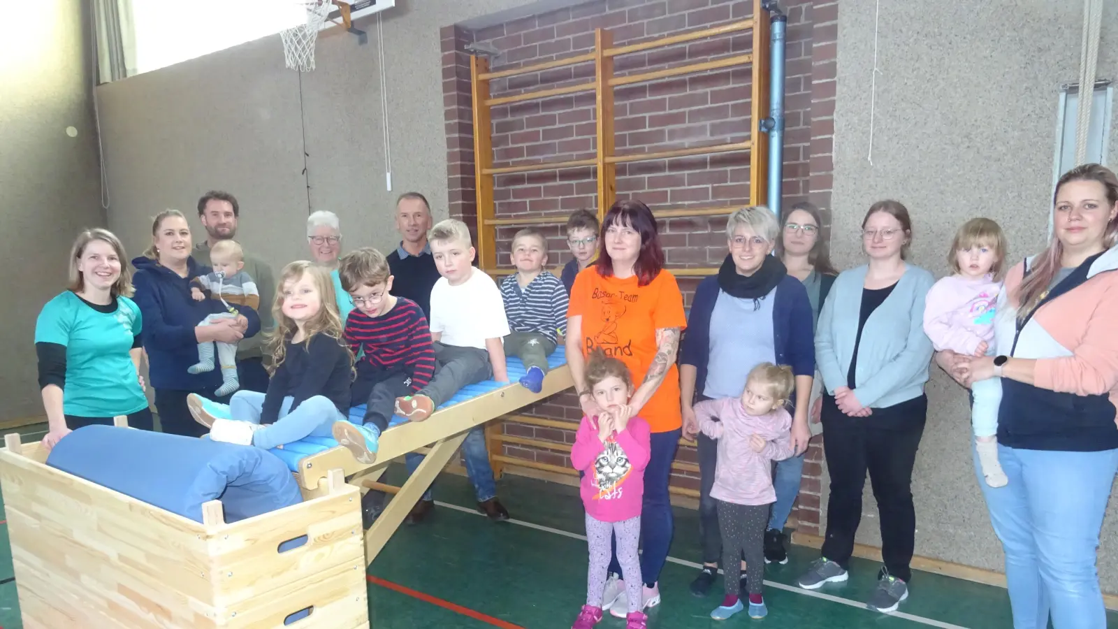 Spaß und viel Bewegung durch die Rollenrutsche ermöglichte das Basarteam durch die Spende für die Turnabteilung des TSV. Links: Nicol Schmelzer, hinten Finanzvorstand Brigitte Schmidt und Oberturnwart Stefan Reichel. (Bild: Alfons Prechtl )