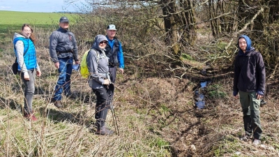 Mitglieder der OG Kirchenthumbach an der Quelle des Thumbach. (Bild: Rainer Knoll)