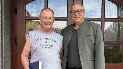 Ehrung für 25 Jahre Urlaubstreue: Herr Heinrich Fuierer mit zweitem Bürgermeister Helmut Meindl. (Bild: Claudia Rieß)