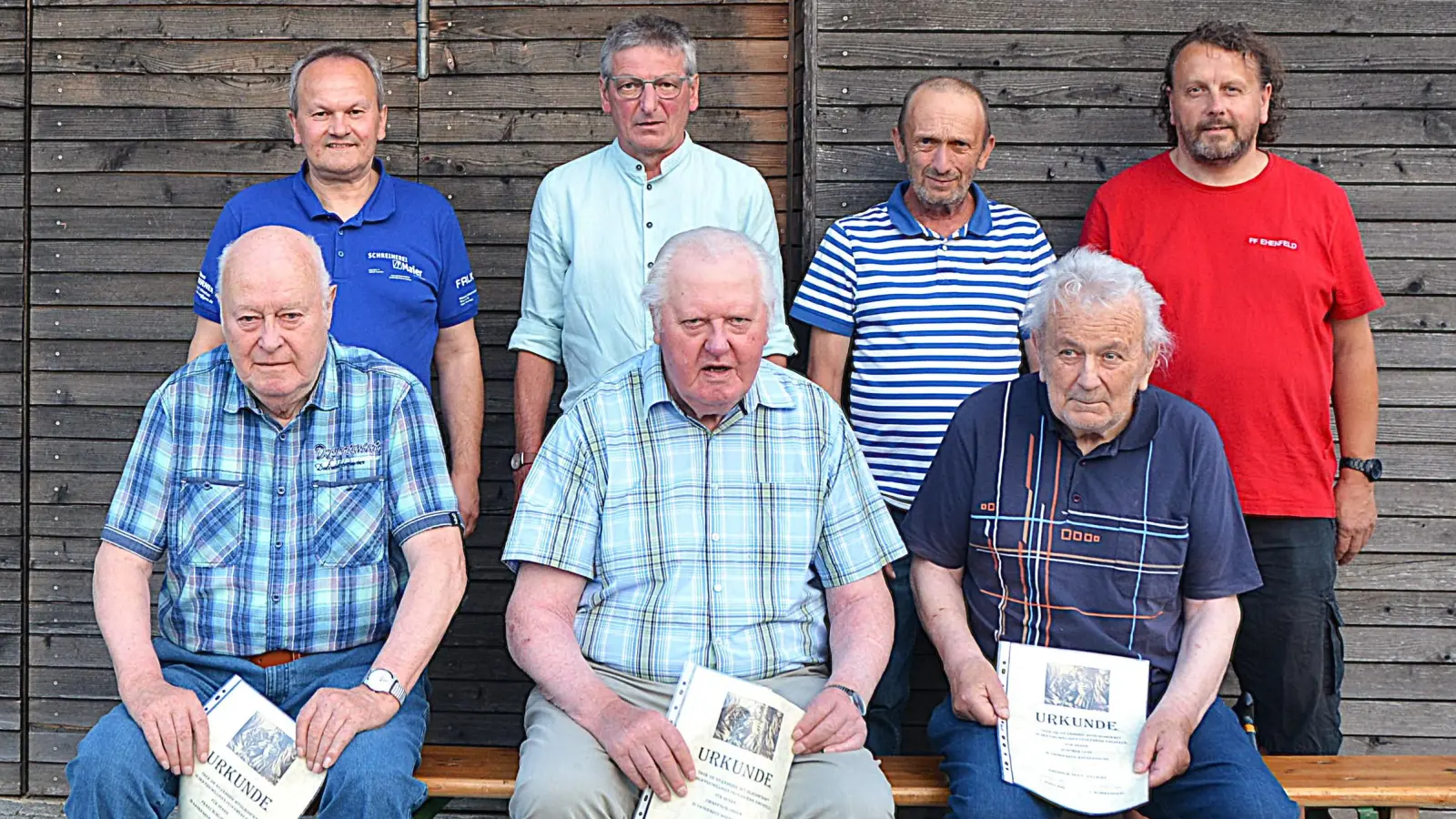 Vorstand B. Maier, li. und Kommandant C. Lenk re. dankten den Geehrten Josef Schärtl, Reinhard Strobl, stehend v. li., Franz Schlosser, Hans Schlosser u. Günther Lenk, sitzend v. li. für ihre lange Treue zur Ehenfelder Feuerwehr.  (Bild: Fritz Dietl)