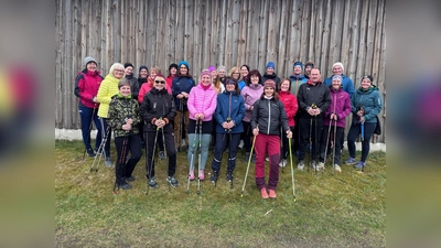 Outdoorprogramm im Zeichen von Nordic-Walking Sports. Mit dabei die stv. BSJ KJL Simone Fuchs 2. v.r (Bild: Reinhard Weber)