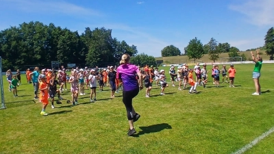 Die Kulmainer Schülerinnen und Schüler bei der Schluss-Choreografie zur Musik der BallHelden-Hymne (Bild: Christine Dötsch)