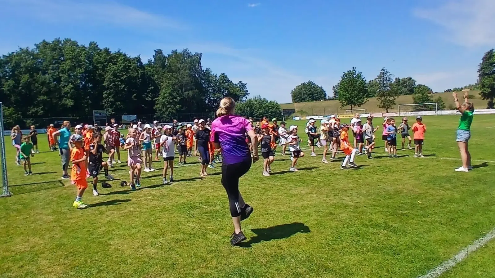 Die Kulmainer Schülerinnen und Schüler bei der Schluss-Choreografie zur Musik der BallHelden-Hymne (Bild: Christine Dötsch)