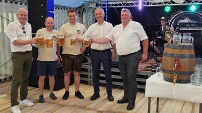 v.li: Bgm. Bernhard Lindner, Feuerwehrvorstand Tobias Spies, KLJB Verantwortlicher Philipp Kogelbauer, MdL Harad Schwarz und Festwirt Armin Ertel stossen auf euinen guten Festverlauf an. (Bild: Markus Hubmann)