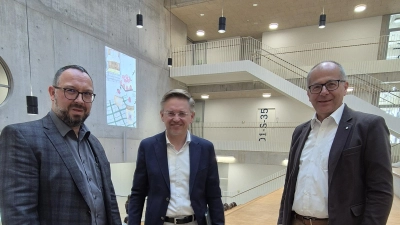 Im Austausch vor Ort: Landtagsvizepräsident Tobias Reiß (Mitte) mit Bürgermeister Roman Schäffler (rechts) und Schulleiter Holger König bei seinem Besuch an der Realschule am Tor zur Oberpfalz. (Bild: Daniela Summer)