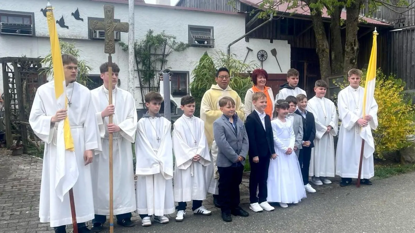 : eingerahmt durch die Ministranten präsentierten sich die Kinder zusammen mit Pater Samuel Patton und Marion Eschenweck nach dem Gottesdienst. (Bild: Stefan Schwemmer)