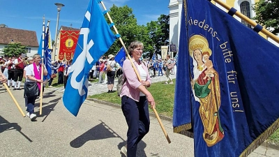 Rundumzug mit den Fahnen um die Wallfahrtskirche. (Bild: Margit Sammel)