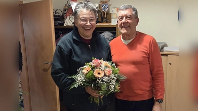 Hasler bedankt sich bei Wirtin Maria Heuberger. (Bild: Chrisitan Härtl)