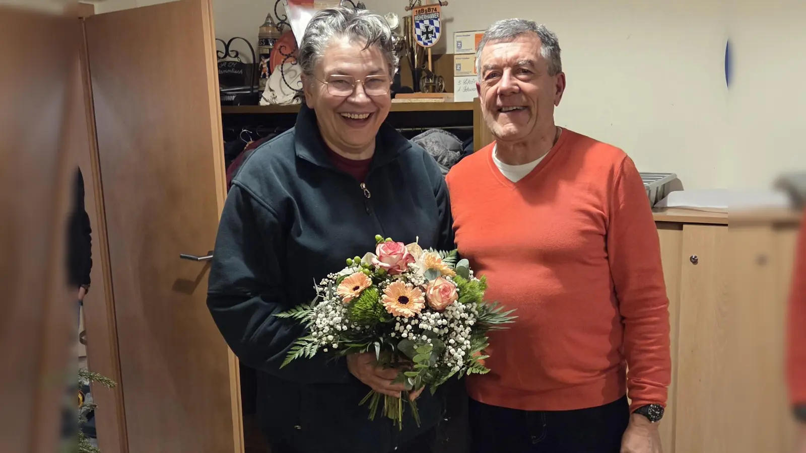 Hasler bedankt sich bei Wirtin Maria Heuberger. (Bild: Chrisitan Härtl)