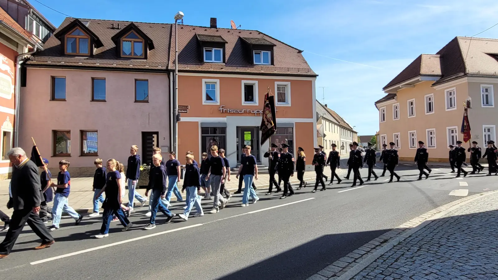 Ihren Florianstag begehen die Feuerwehrleute der sieben Großgemeindewehren mit einem Festgottesdienst. Hier ziehen sie danach durch die Innenstadt zurück zum Gerätehaus. Auch der Vilsecker Nachwuchs und die Löschbambinis aus Schlicht sind dabei zahlreich vertreten.  (Bild: Simone Hasenstab)